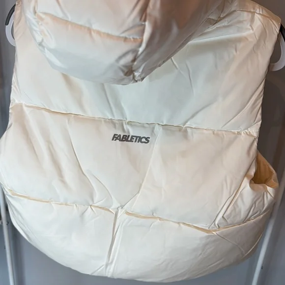 NWT Fabletics Essential Cropped Hooded Puffer Vest (Bone) - Picture 3 of 4